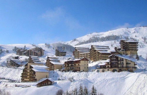 Auris Apartment | Ski-in/ski-out & foot of the slopes, 2nd floor, view mountain, balcony, tv, ski locker, 55m²