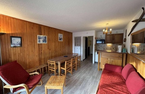 Auris Apartment | Ski-in/ski-out & foot of the slopes, Ground floor, view ski slopes, balcony, tv, ski locker, 55m²