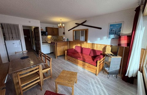 Auris Apartment | Ski-in/ski-out & foot of the slopes, Ground floor, view ski slopes, balcony, tv, ski locker, 55m²