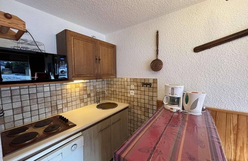Auris Apartment | Ski-in/ski-out & foot of the slopes, Ground floor, view ski slopes, balcony, tv, ski locker, 55m²