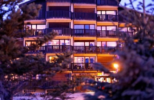 Auris Apartment | Ski-in/ski-out & foot of the slopes, Ground floor, view ski slopes, balcony, tv, ski locker, 55m²