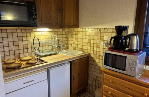 Auris Apartment | Ski-in/ski-out & foot of the slopes, 2nd floor, view panoramic, balcony, tv, ski locker, 40m²