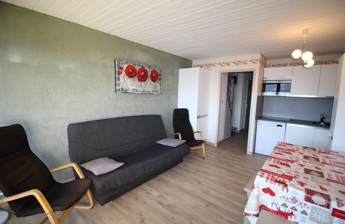 Auris Apartment | Ski-in/ski-out & foot of the slopes, 3rd floor, view mountain, balcony, tv, ski locker, 55m²