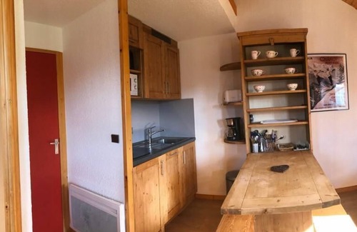Montalbert Apartment | Ski-in/ski-out & foot of the slopes, 3rd floor, view ski slopes, balcony, tv, ski locker, 30m²