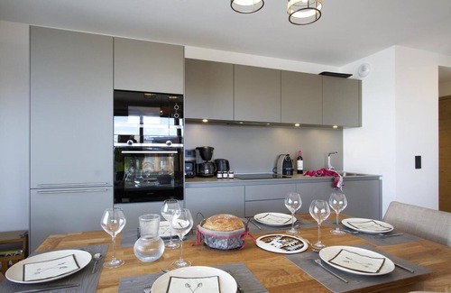 Bergers Apartment | Ski-in/ski-out & foot of the slopes, 1st floor, swimming pool, balcony, parking, tv, ski locker