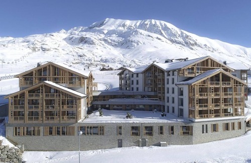 Bergers Apartment | Ski-in/ski-out & foot of the slopes, 1st floor, swimming pool, balcony, parking, tv, ski locker
