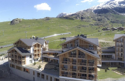 Bergers Apartment | Ski-in/ski-out & foot of the slopes, 1st floor, swimming pool, balcony, parking, tv, ski locker