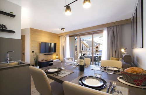 Bergers Apartment | Ski-in/ski-out & foot of the slopes, 4th floor, swimming pool, terrace, parking, tv, ski locker