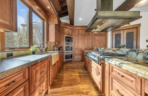 Park City House | Ski-In Ski-Out Luxe Chalet in The Colony, Hot Tub, Designer Interiors, Stunning Mountain Views
