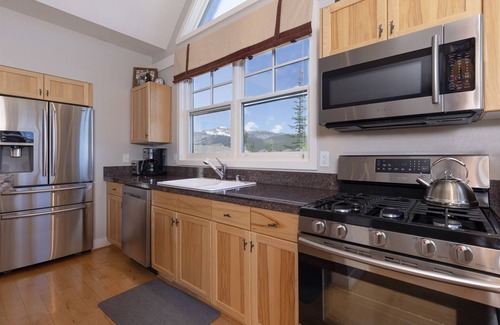 Saddle Ridge House | Ski-in/ski-out Luxury 3BR Saddle Ridge Townhome w/2 King Suites, Garage,Hot Tub