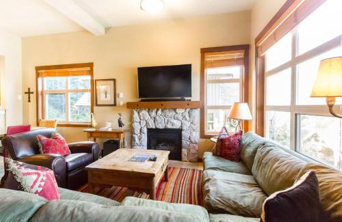 Upper Village House | Ski in Ski out Minutes from Village, Private Hot Tub Sleeps 6 Free Shuttle