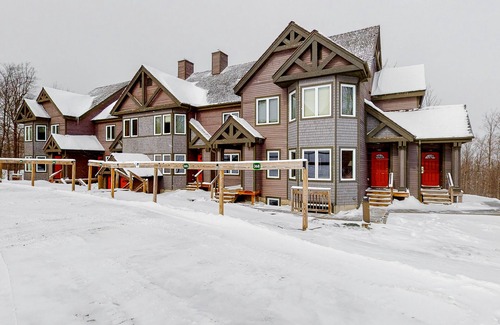 North Troy Condo | Ski-in/ski-out mountain-view condo next to Grammy Jay trail w/board games, W/D