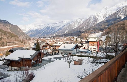 Les Houches Villa | Ski In Ski Out | Sleeps 10 | Superb Location | Budget | Groups Welcome