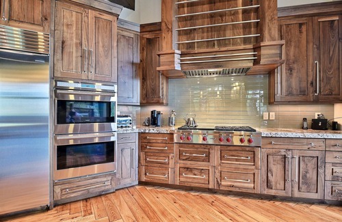 Park City House | Ski-in/Ski-out Slope-side Luxe Chalet . Moments from Park City in The Colony.