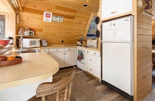 East Kootenay Cabin | Ski In, Ski Out To Bunny Hill.