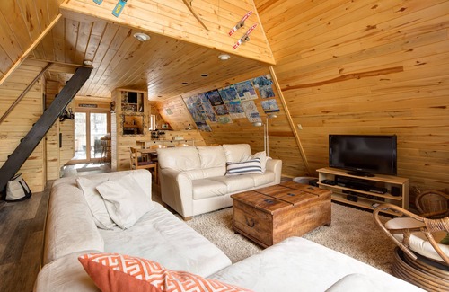 East Kootenay Cabin | Ski In, Ski Out To Bunny Hill.