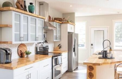 East Kootenay House | Ski in Ski Out with Huge Game Room and Hot Tub