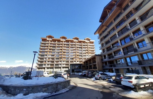 Courchevel Apartment | Ski-in studio near center, balcony, parking, pets allowed
