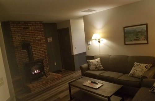Central Vermont- Killington House | ☆ SKI ON & OFF! ☆ Spruce Glen D on Great Eastern Trail w/AC, Sauna, Fireplace