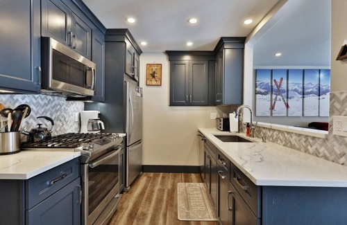 Ludlow House | Ski on/Ski off Kettlebrook Condo w/Modern Kitchen