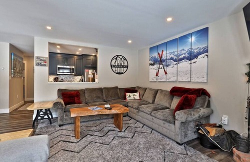 Ludlow House | Ski on/Ski off Kettlebrook Condo w/Modern Kitchen