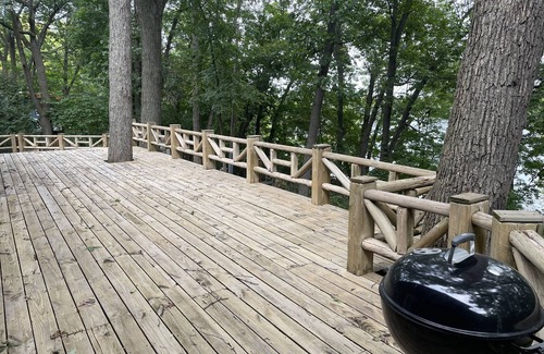 Drayton Plains Cabin | Ski Pine Knob! Ice skating on Walters lake! Indoor fireplace! WiFi! Pool Table!