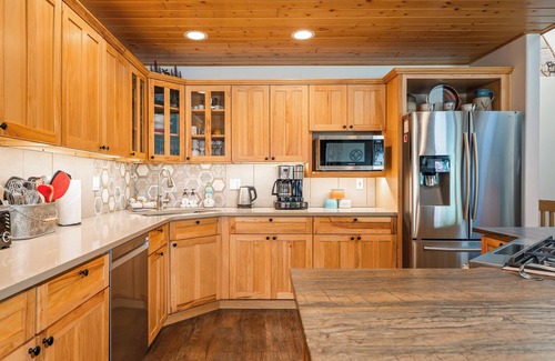 Old Town House | ☼ Ski Resort Views From Deck | Slopeside 202 | Private Hot Tub
