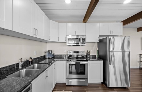 East Millcreek House | Ski Resorts & DT, Hot Tub, Game Room, Yard, 9 beds