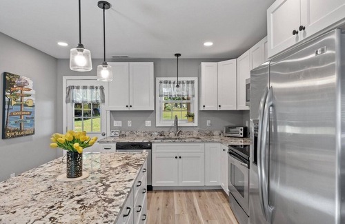 Meredith House | Ski Season is Coming! 4-BR, Sleeps 14, Large Yard
