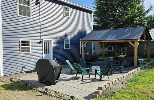 Meredith House | Ski Season is Coming! 4-BR, Sleeps 14, Large Yard