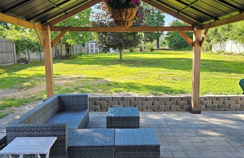 Meredith House | Ski Season is Coming! 4-BR, Sleeps 14, Large Yard