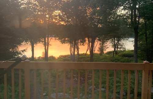 Briar Crest Woods Ski Chalet | Ski Season! Pocono Cozy Lakefront Chalet close to JFBB and Camelback.