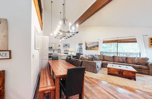 Four O'Clock Condo | Ski straight to the lift—hot tub, pool & balcony for après-ski