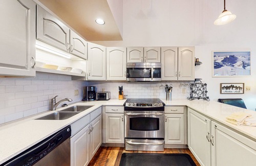 Four O'Clock Condo | Ski straight to the lift—hot tub, pool & balcony for après-ski