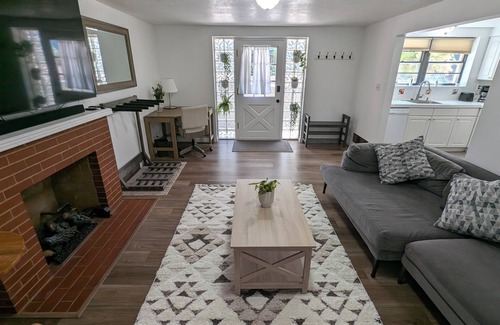 East Central Apartment | Ski trip or U of U 2-bedroom apartment in Salt Lake City with AC, WiFi