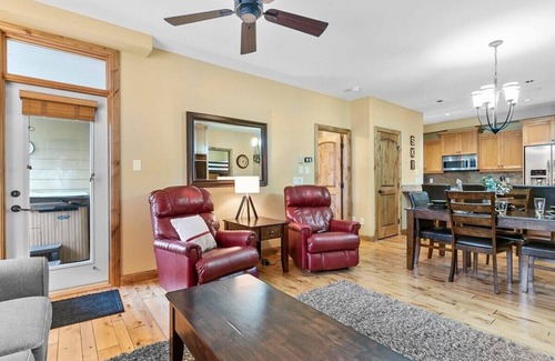 Big White Ski Resort Apartment | Ski Ya Later! | Private Hot Tub & Ski In/Ski Out