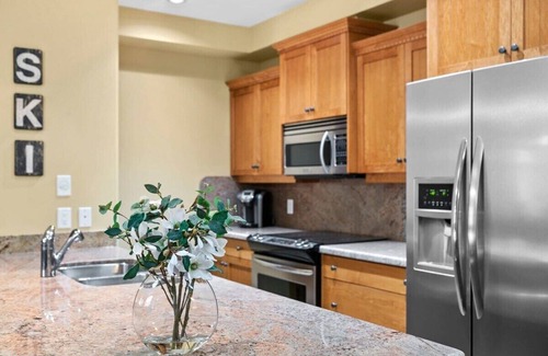 Big White Ski Resort Apartment | Ski Ya Later! | Private Hot Tub & Ski In/Ski Out