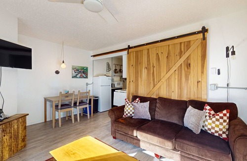 Warren Condo | Skiers condo delight w/outdoor pool, playground, Mad Bus route, deck, wifi