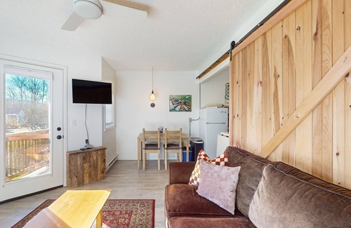 Warren Condo | Skiers condo delight w/outdoor pool, playground, Mad Bus route, deck, wifi