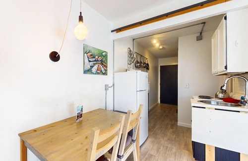 Warren Condo | Skiers condo delight w/outdoor pool, playground, Mad Bus route, deck, wifi