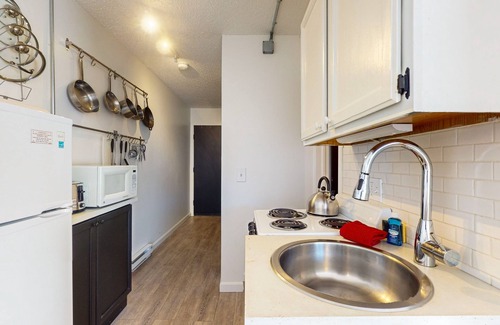 Warren Condo | Skiers condo delight w/outdoor pool, playground, Mad Bus route, deck, wifi