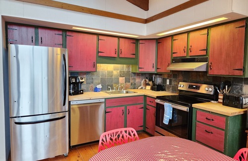 Davis Ski Chalet | Skiers View: less than 10 mins to state parks + big view/deck/grill etc