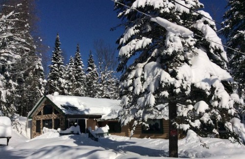 Town of Bellmont House | Skiing, golf, snowmobiling waterfront cottage for rent. Four Season.