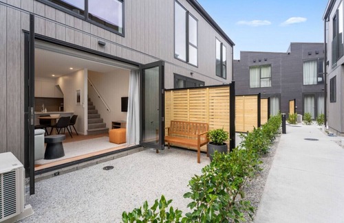 Arthur's Point House | Skippers Rest | Near Coronet & QT Central