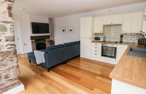 St Ishmaels Cottage | SKOMER COTTAGE, pet friendly, with a garden in Milford Haven