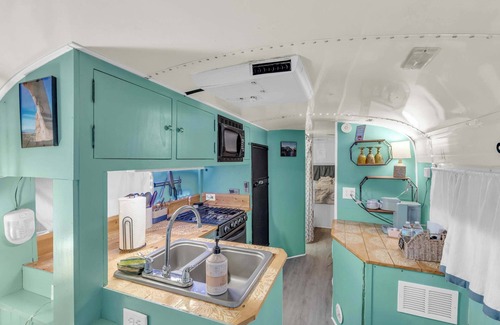 Greenville House | Skoolie on the River, Close to DT, Private Space