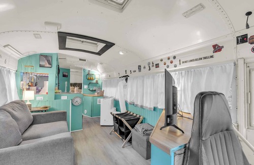 Greenville House | Skoolie on the River, Close to DT, Private Space