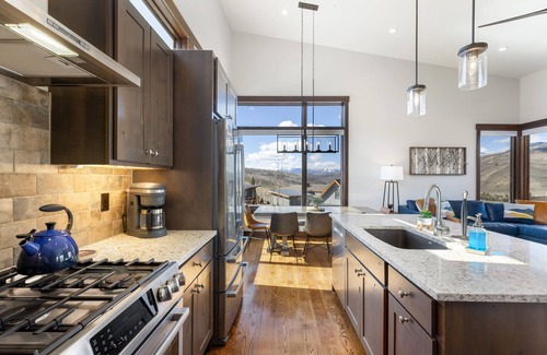 Silverthorne House | Sky Aspen Chalet. 3 BR, 3 Bath Sngl Fam- Near Skiing! Amenities! Views! Monthlys