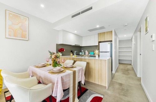 Parramatta CBD Apartment | Sky-City-2 mins to Train & Shopping& Everything