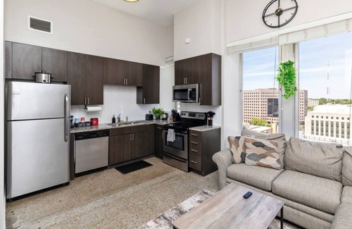 Downtown Des Moines Apartment | Sky Condo - 13th Floor 2br/1ba In Central Downtown